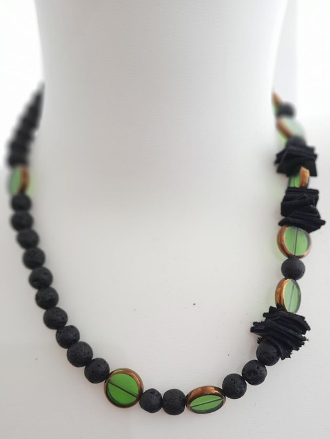 yesil-siyah-tasarim-kolye-siyah