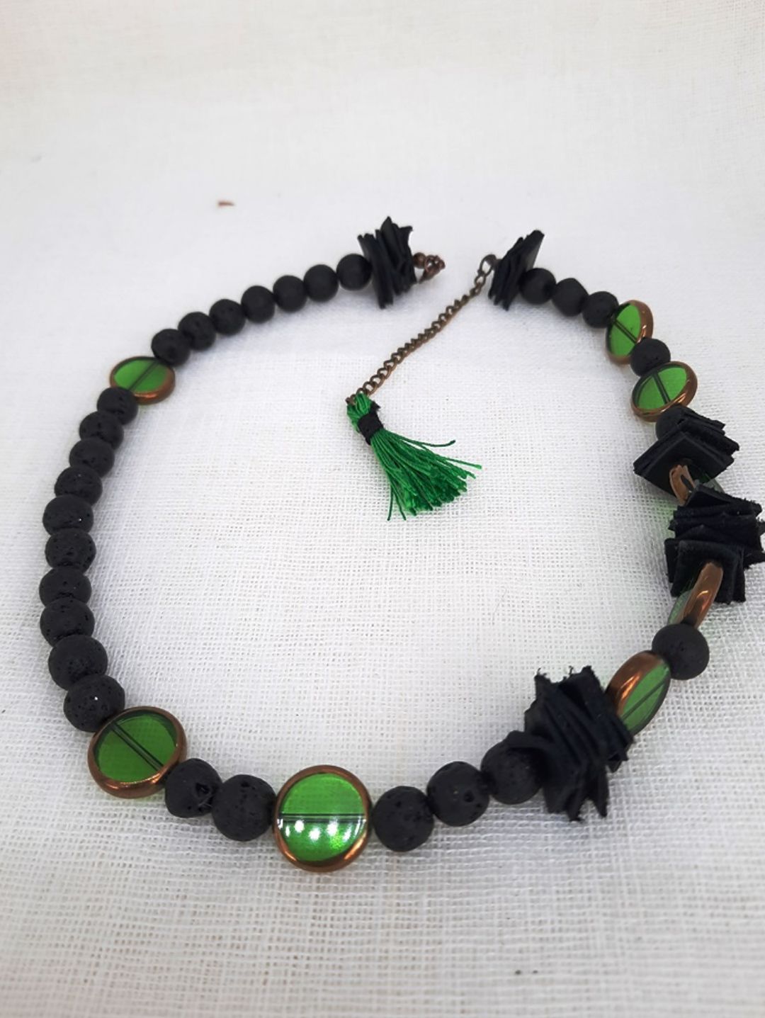 yesil-siyah-tasarim-kolye-siyah