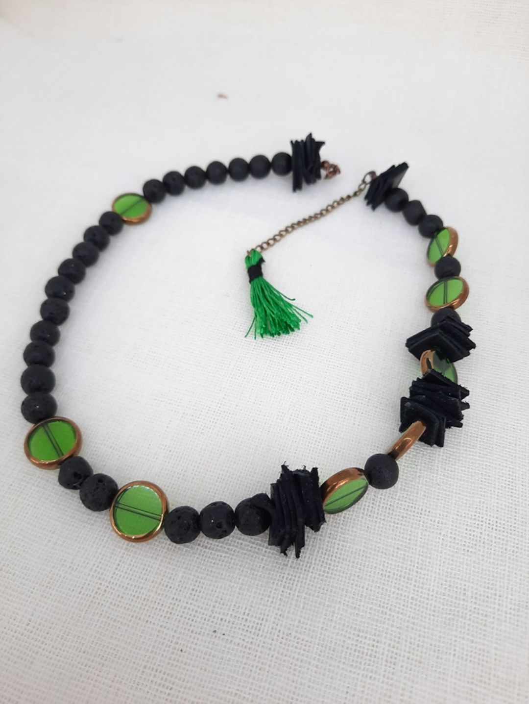 yesil-siyah-tasarim-kolye-siyah