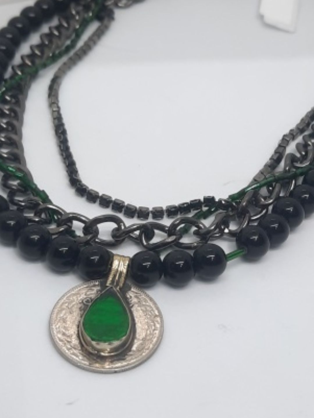 yesil-tasli-alpaka-uclu-coklu-dogal-tasli-kolye-siyah