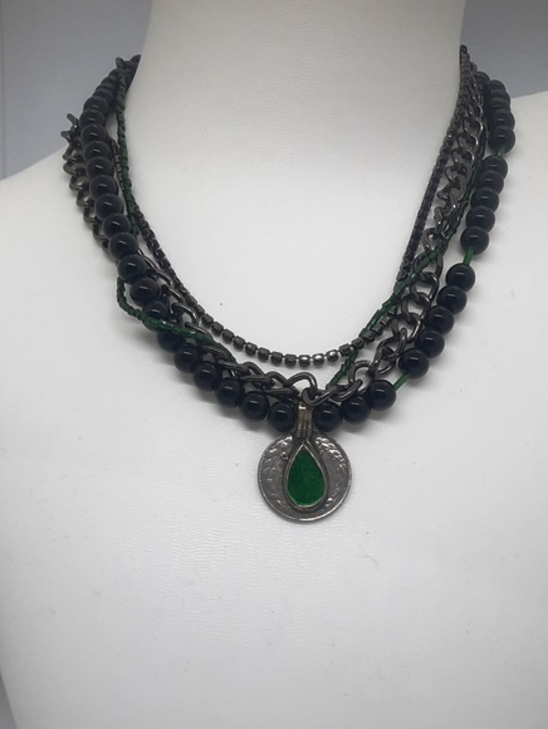 yesil-tasli-alpaka-uclu-coklu-dogal-tasli-kolye-siyah