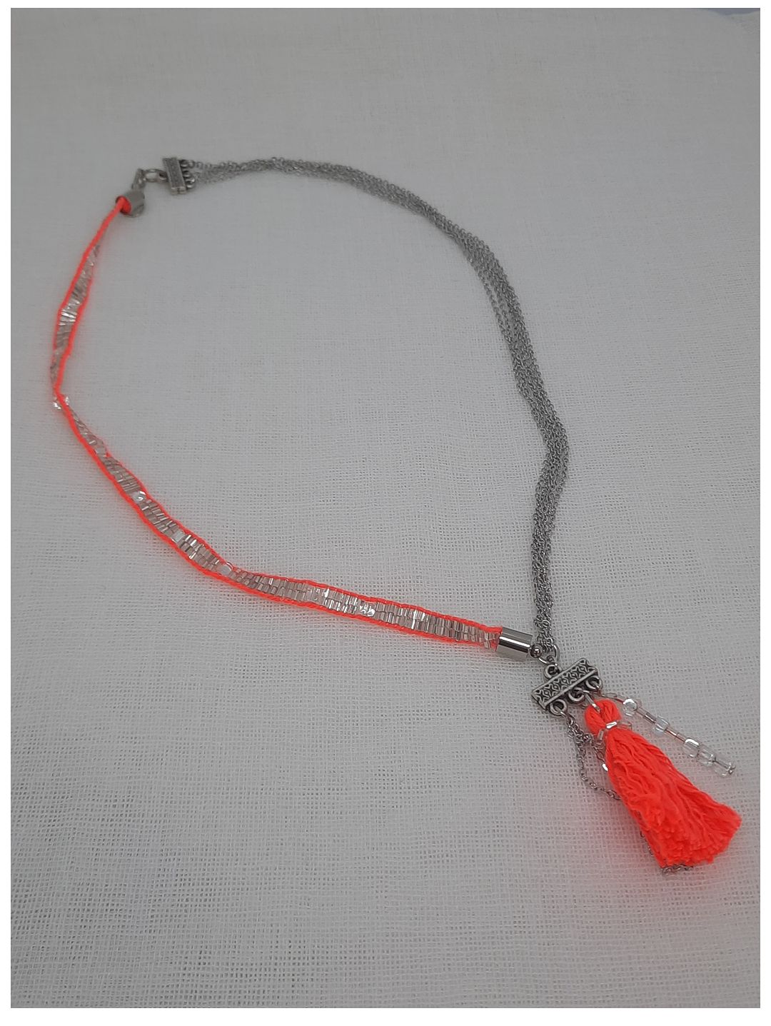 neon-renk-dokuma-ve-zincirli-kolye-mercan