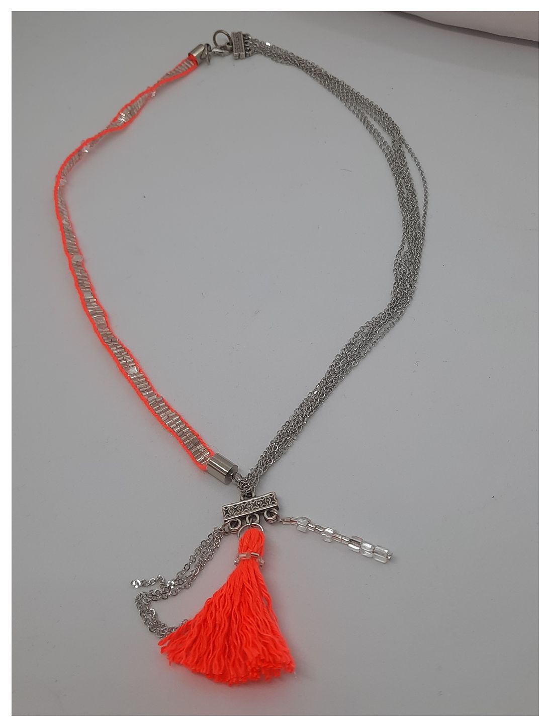 neon-renk-dokuma-ve-zincirli-kolye-mercan