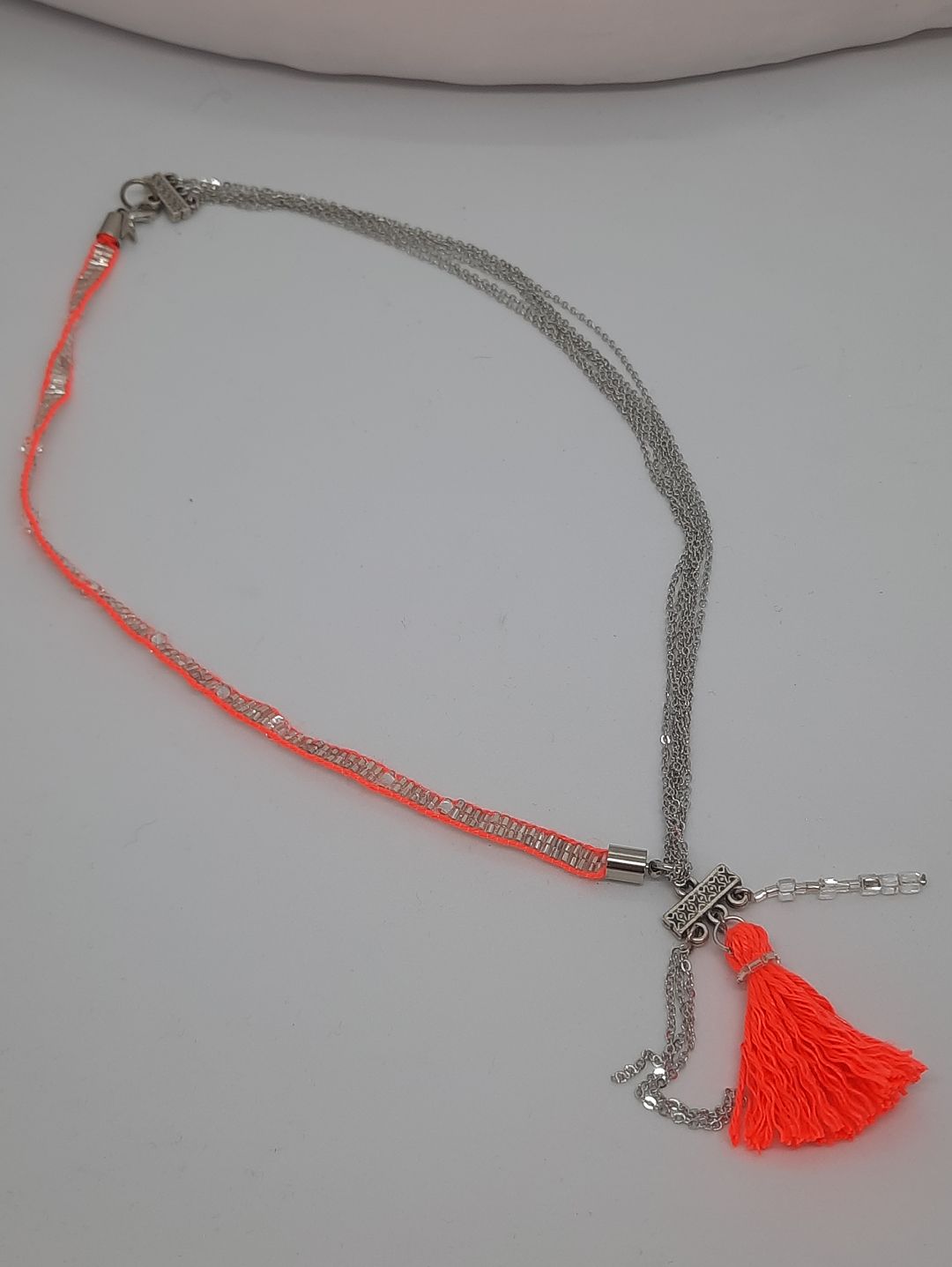 neon-renk-dokuma-ve-zincirli-kolye-mercan