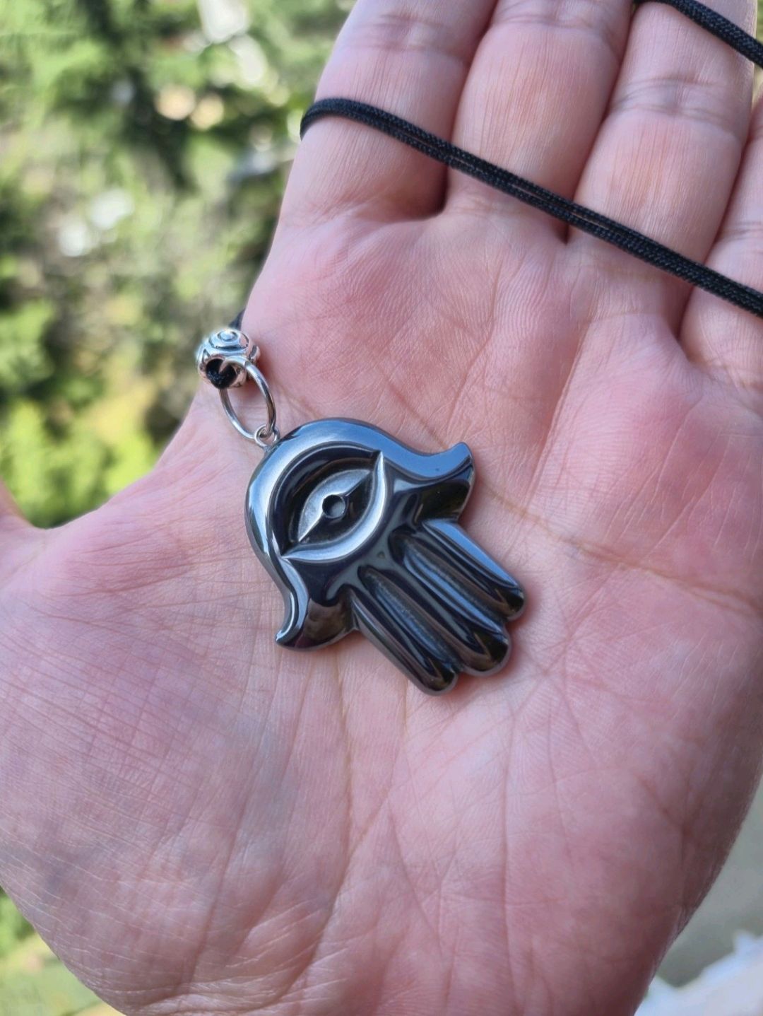 fatima-ananin-eli-hematit-tas-kolye