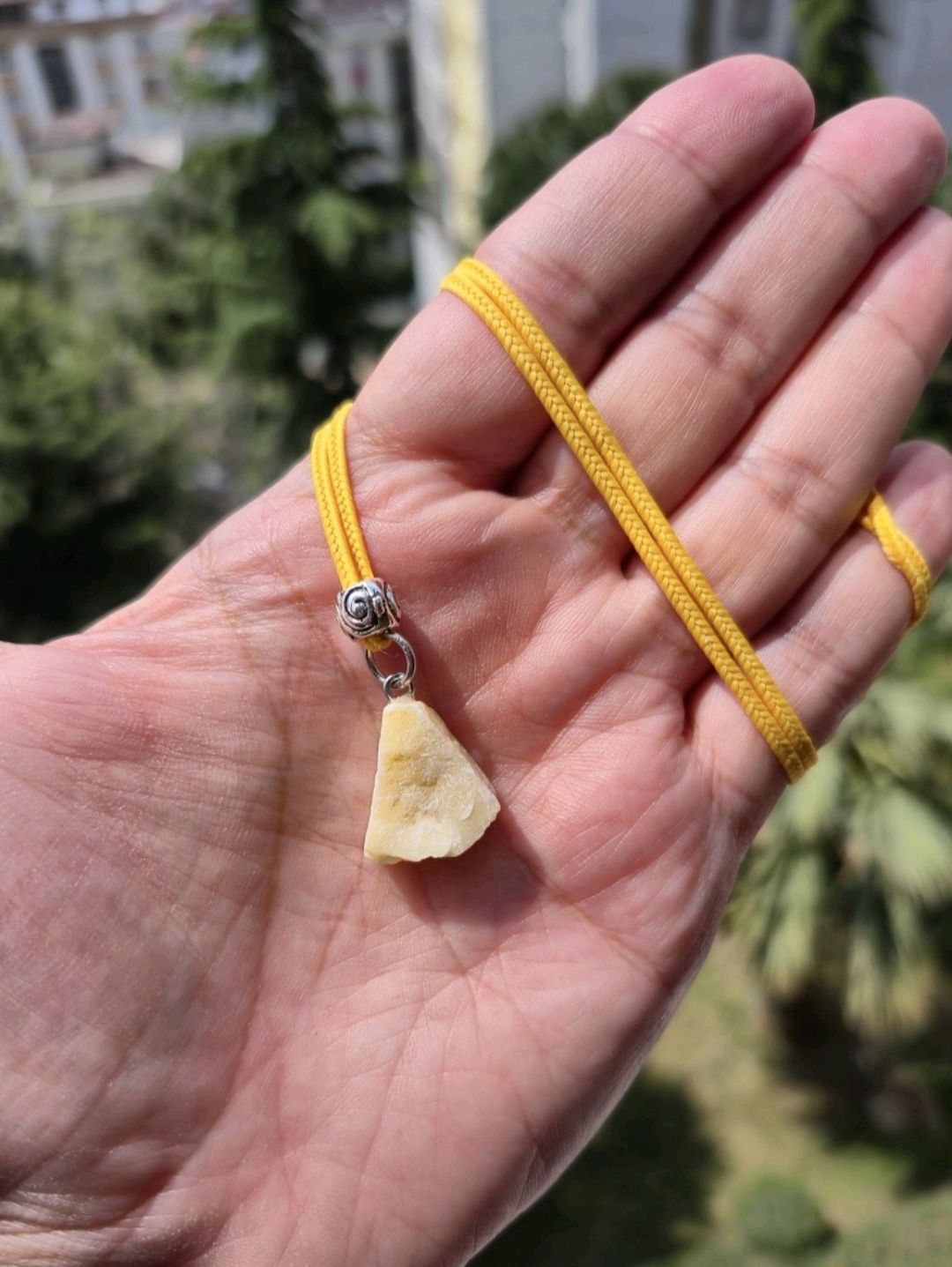 sari-kalsit-kolye