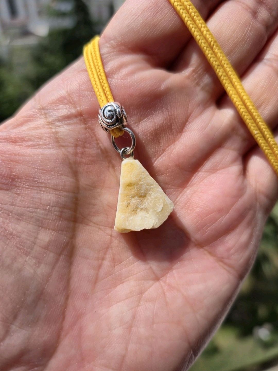 sari-kalsit-kolye