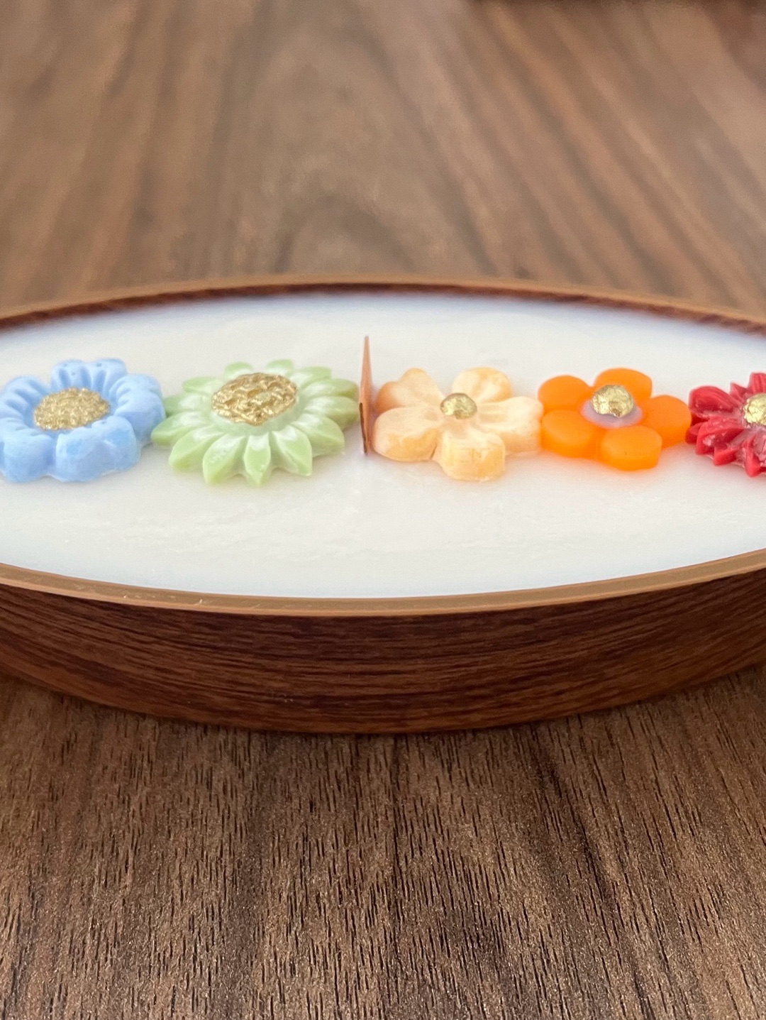 kayikta-renkli-cicekler-cok-renkli