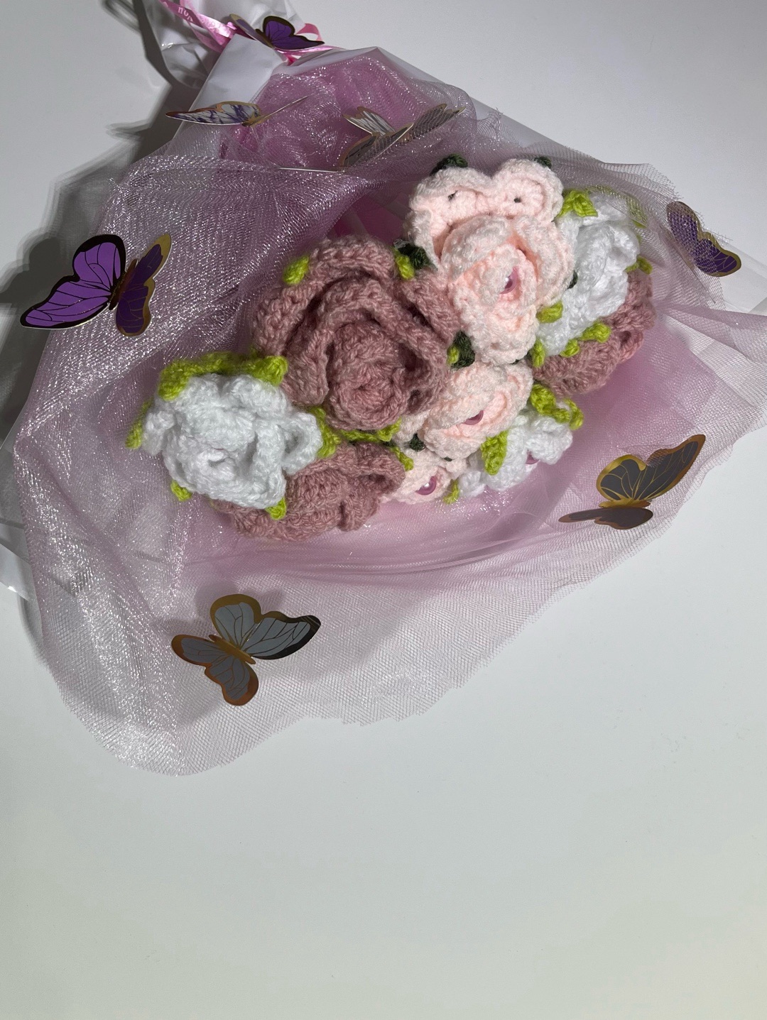 pembe-kelebek-detayli-gul-buketi-pembe