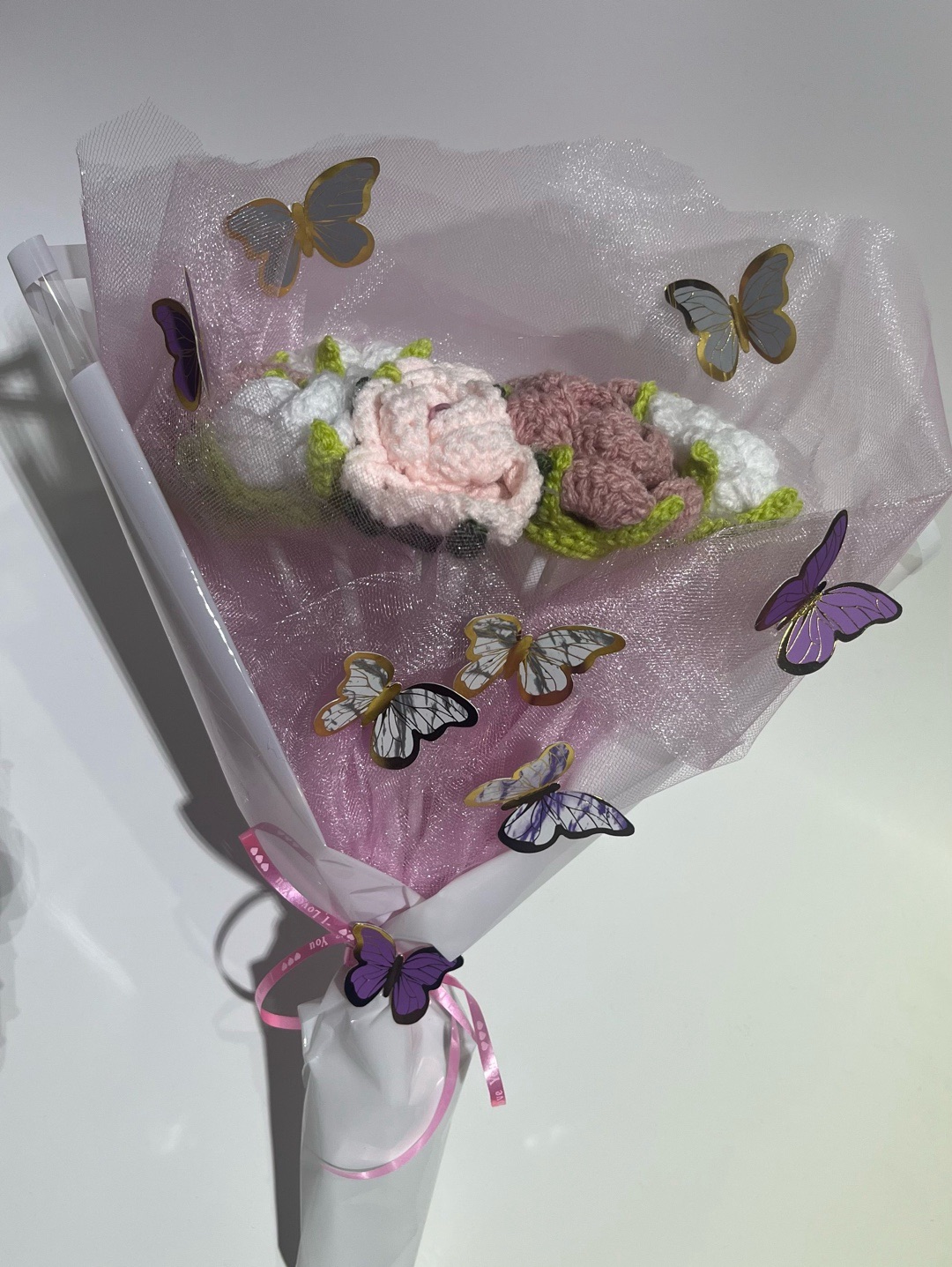 pembe-kelebek-detayli-gul-buketi-pembe