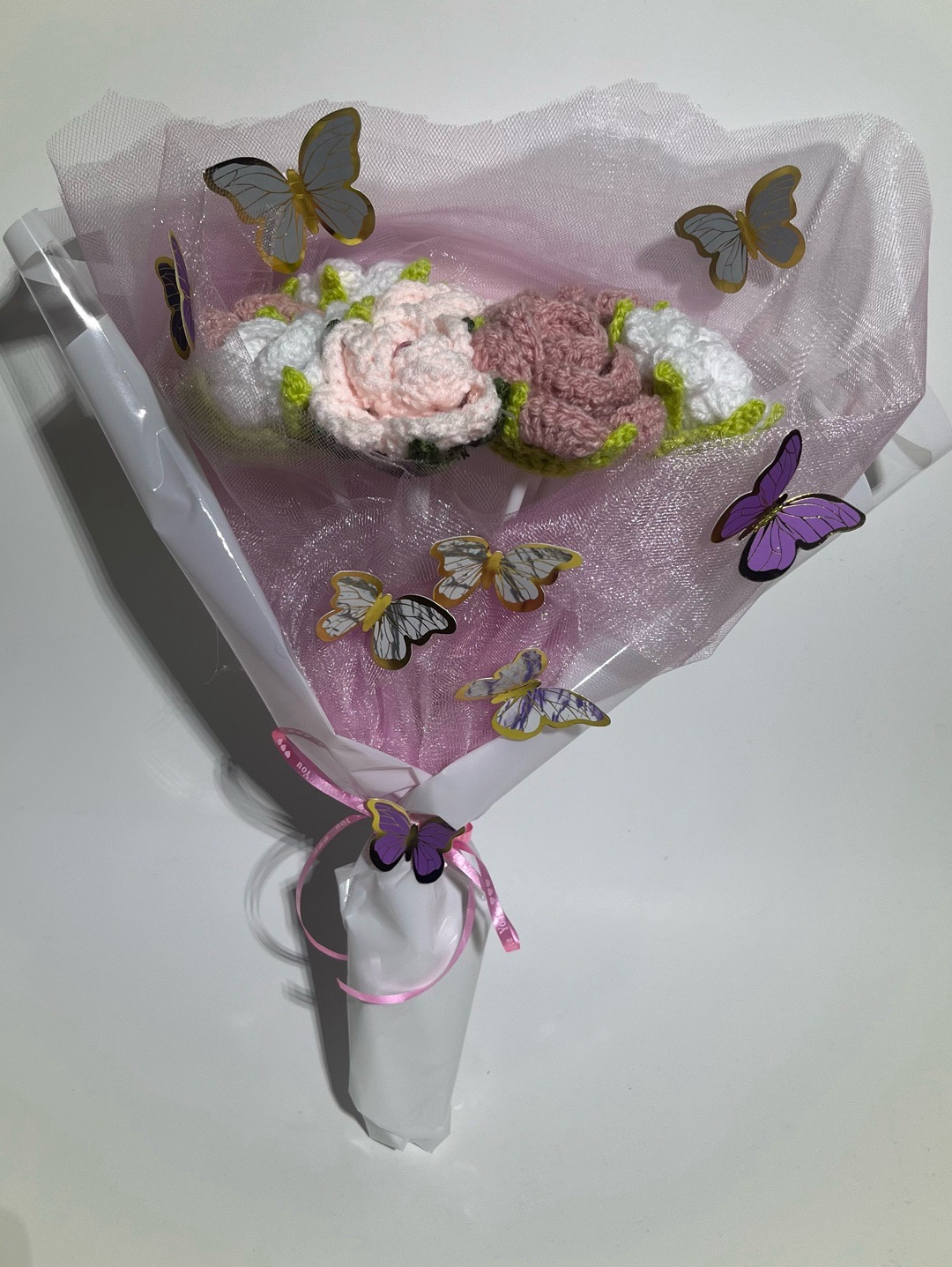 pembe-kelebek-detayli-gul-buketi-pembe