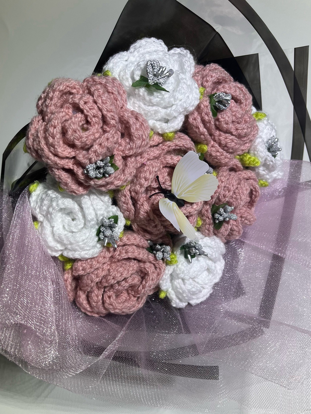 siyah-paketli-pembe-beyaz-gul-buketi-pembe