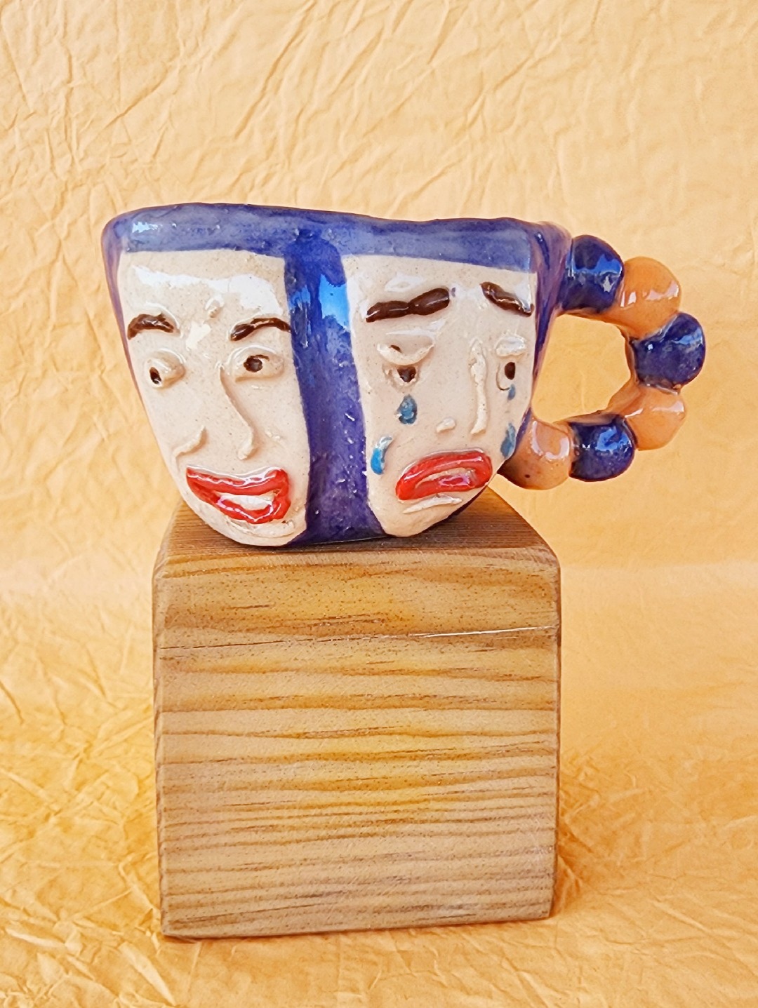 theatre-kahve-kupasi-cok-renkli