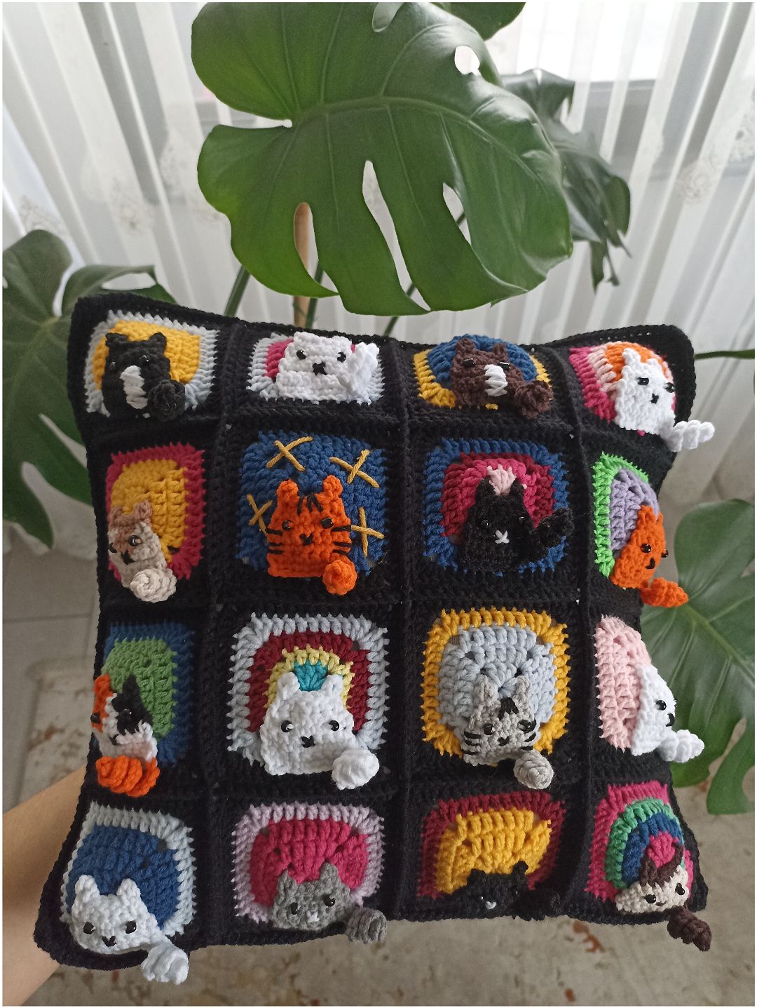 kedi-motifli-orgu-kirlent-kilifi-kedili-yastik-kilifi-siyah