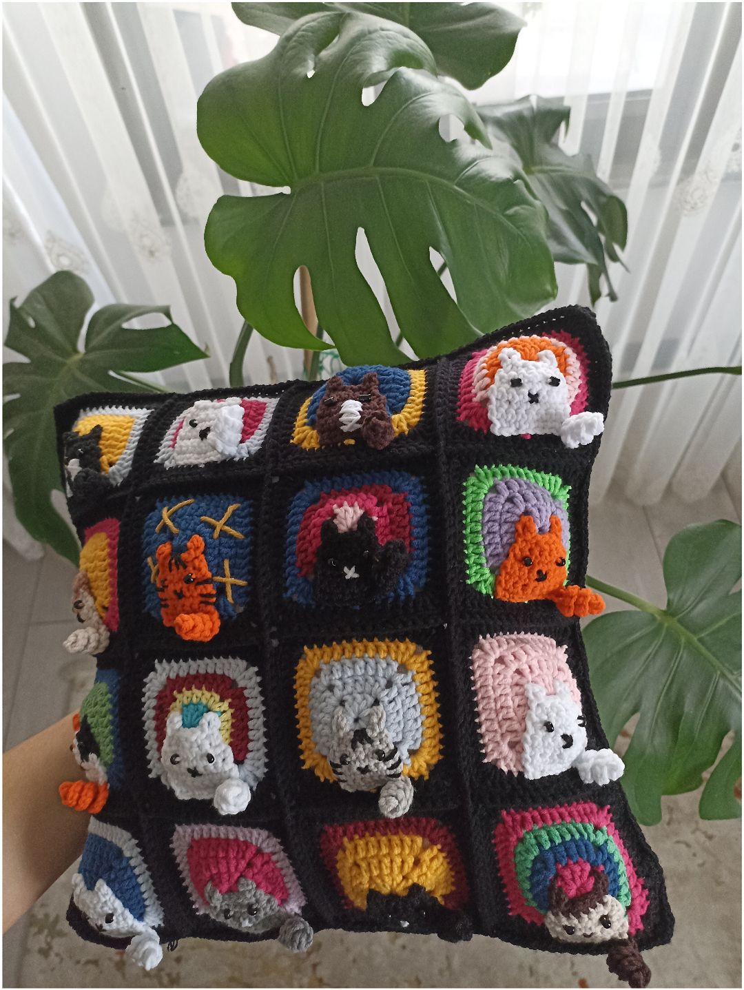 kedi-motifli-orgu-kirlent-kilifi-kedili-yastik-kilifi-siyah