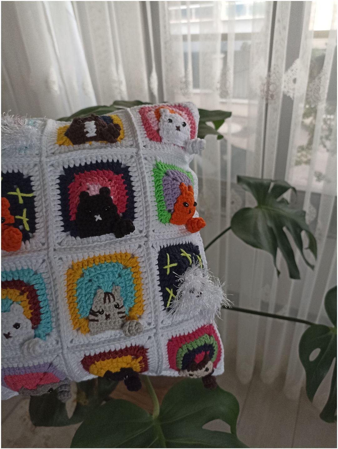 kedi-motifli-orgu-kirlent-kilifi-kedili-yastik-kilifi-beyaz
