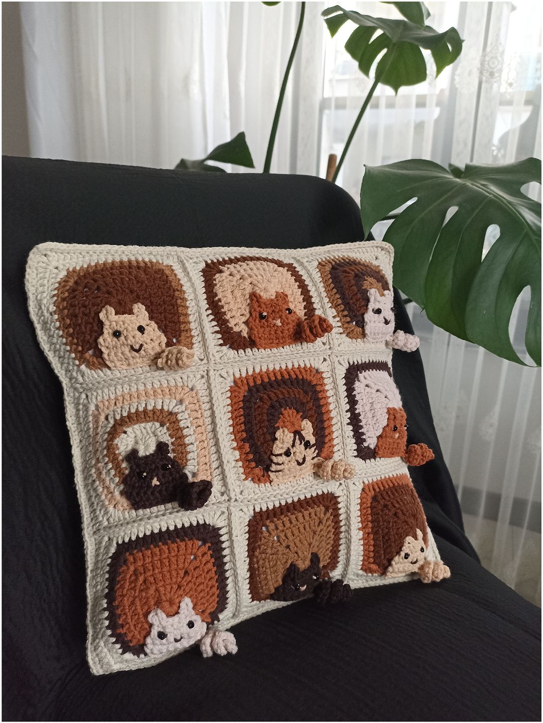 kahve-kedi-motifli-orgu-kirlent-kilifi-kedili-yastik-kahverengi