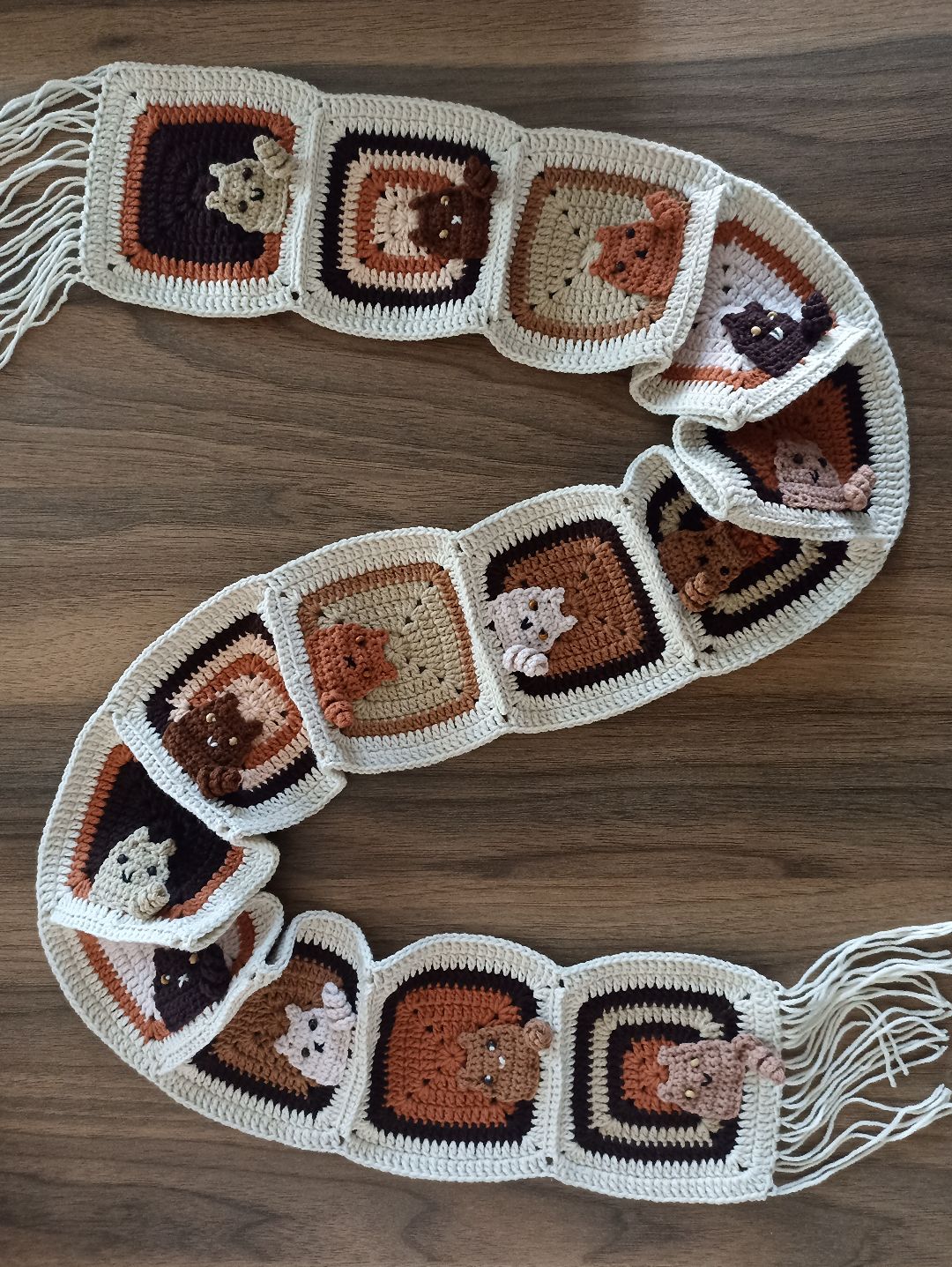 kedi-motifli-orgu-atki---orgu-kedili-atki-kahverengi