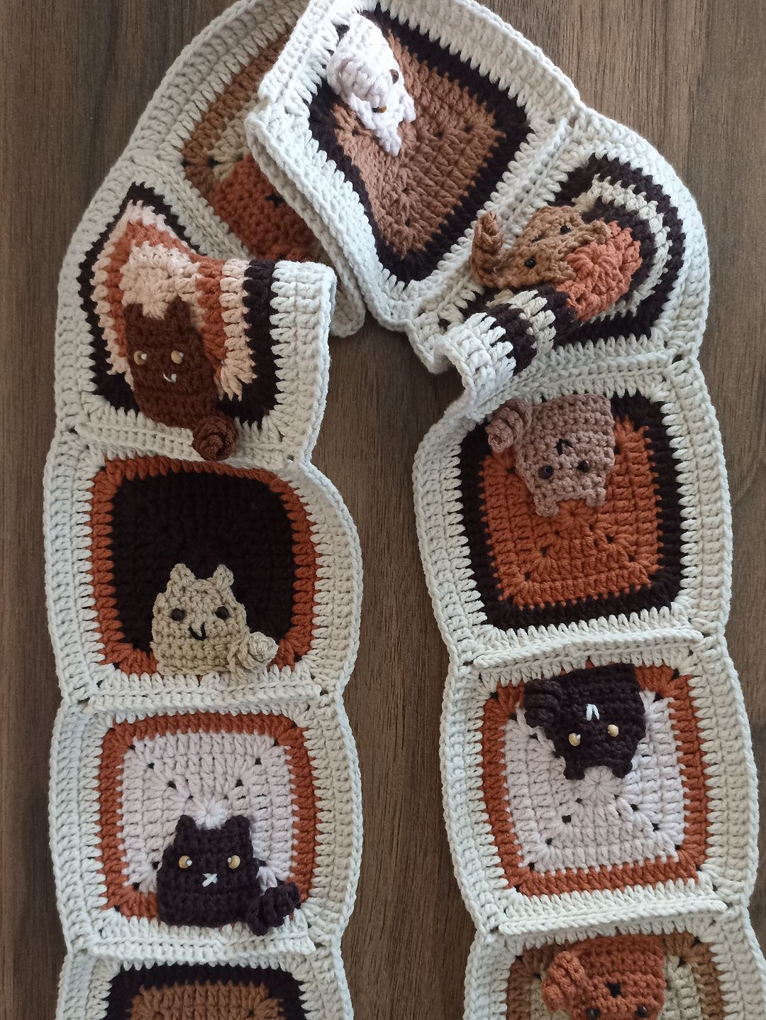 kedi-motifli-orgu-atki---orgu-kedili-atki-kahverengi