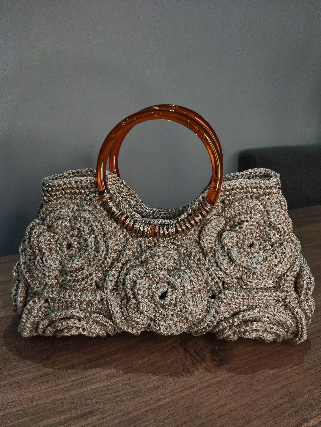 gul-motif-akrilik-sapli-simli-sik-canta-bej-rengi