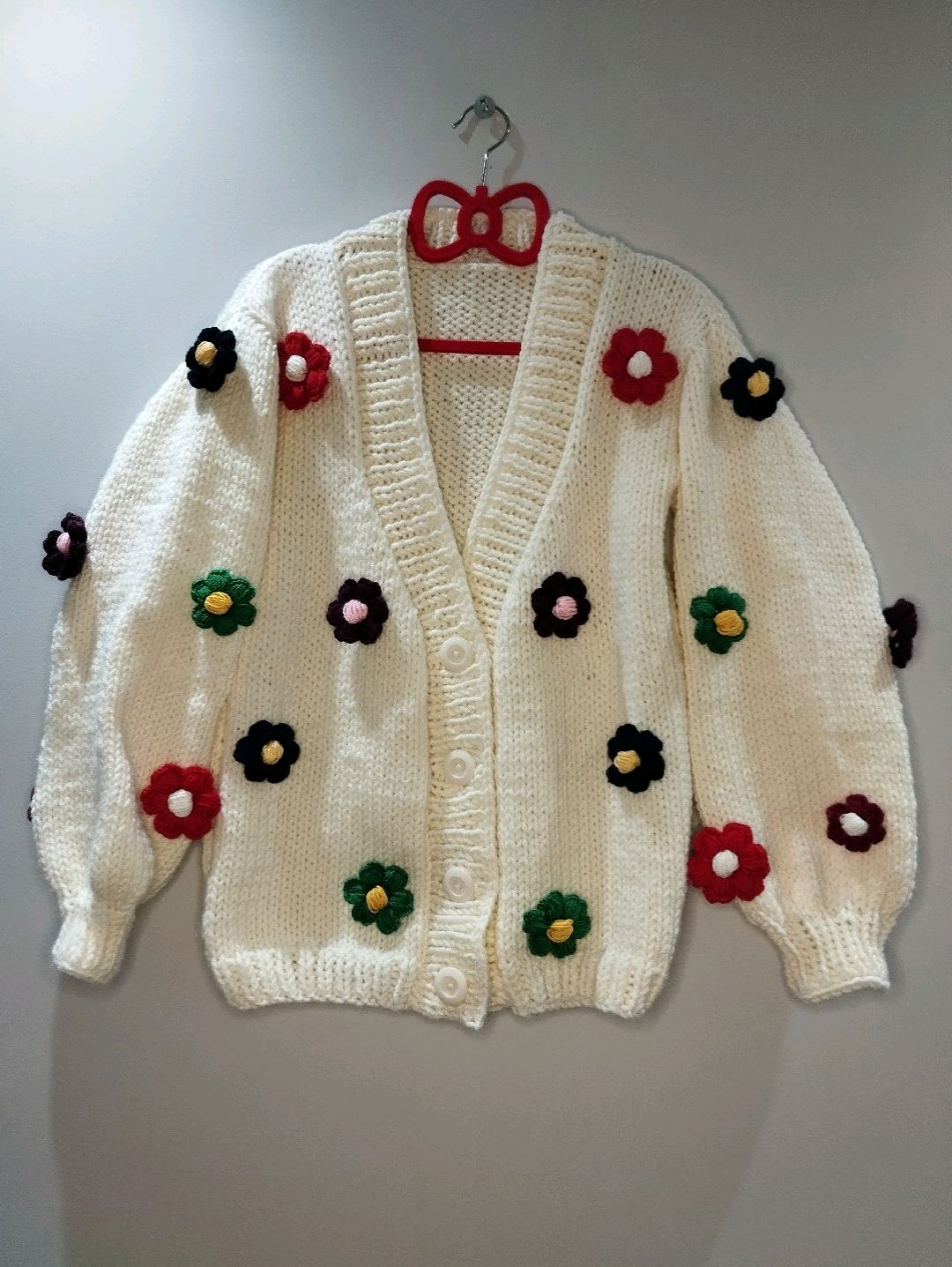 cicek-motifli-bayan-hirka-krem-rengi