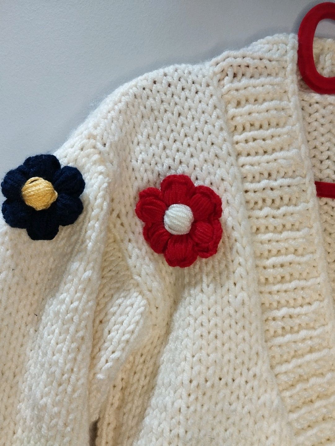 cicek-motifli-bayan-hirka-krem-rengi