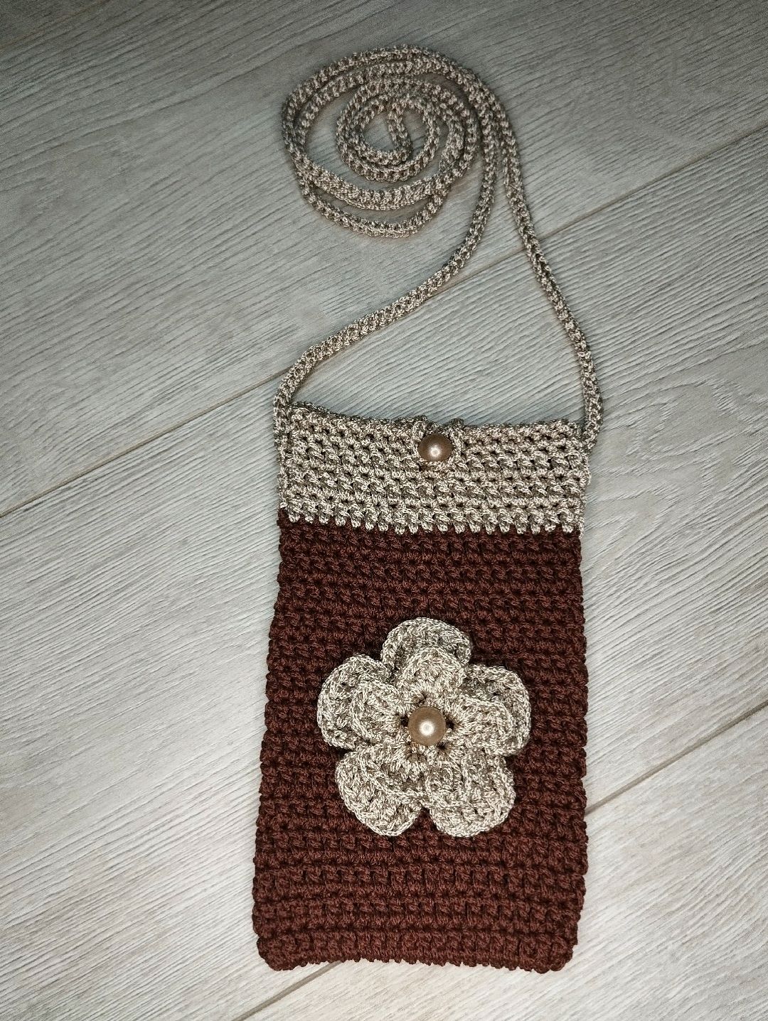 telefon-cantasi-gul-motifli-kahverengi-taba-kahverengi