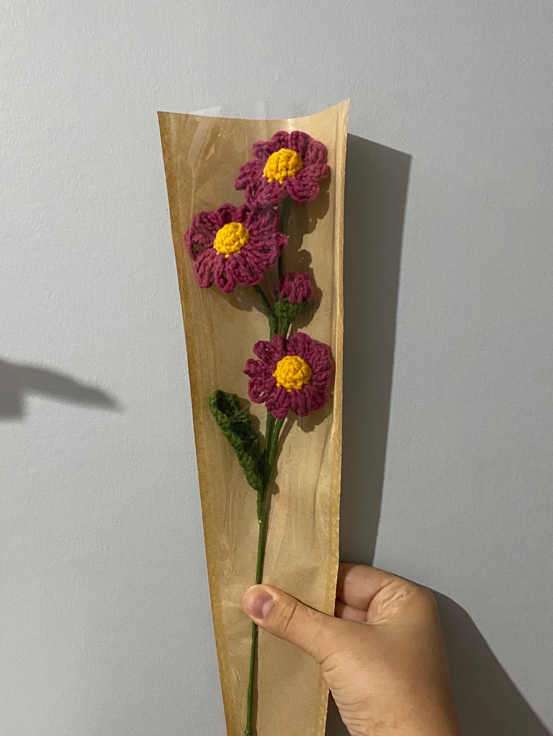 tekli-orgu-papatya-buket-fusya