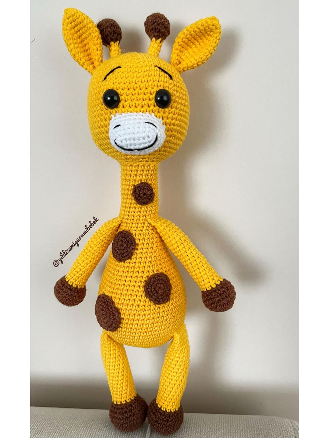amigurumi-zurafa-uyku-arkadasi-sari