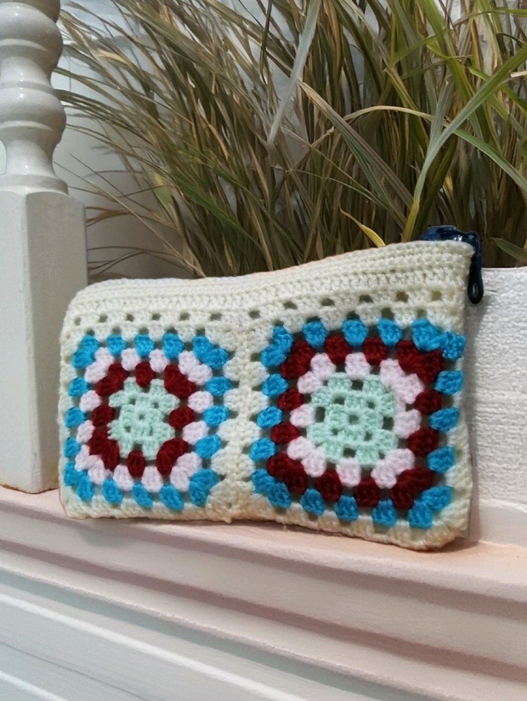 astarli-beyaz-mavi-motif-cuzdan-motifli-clutch-canta-cok-renkli