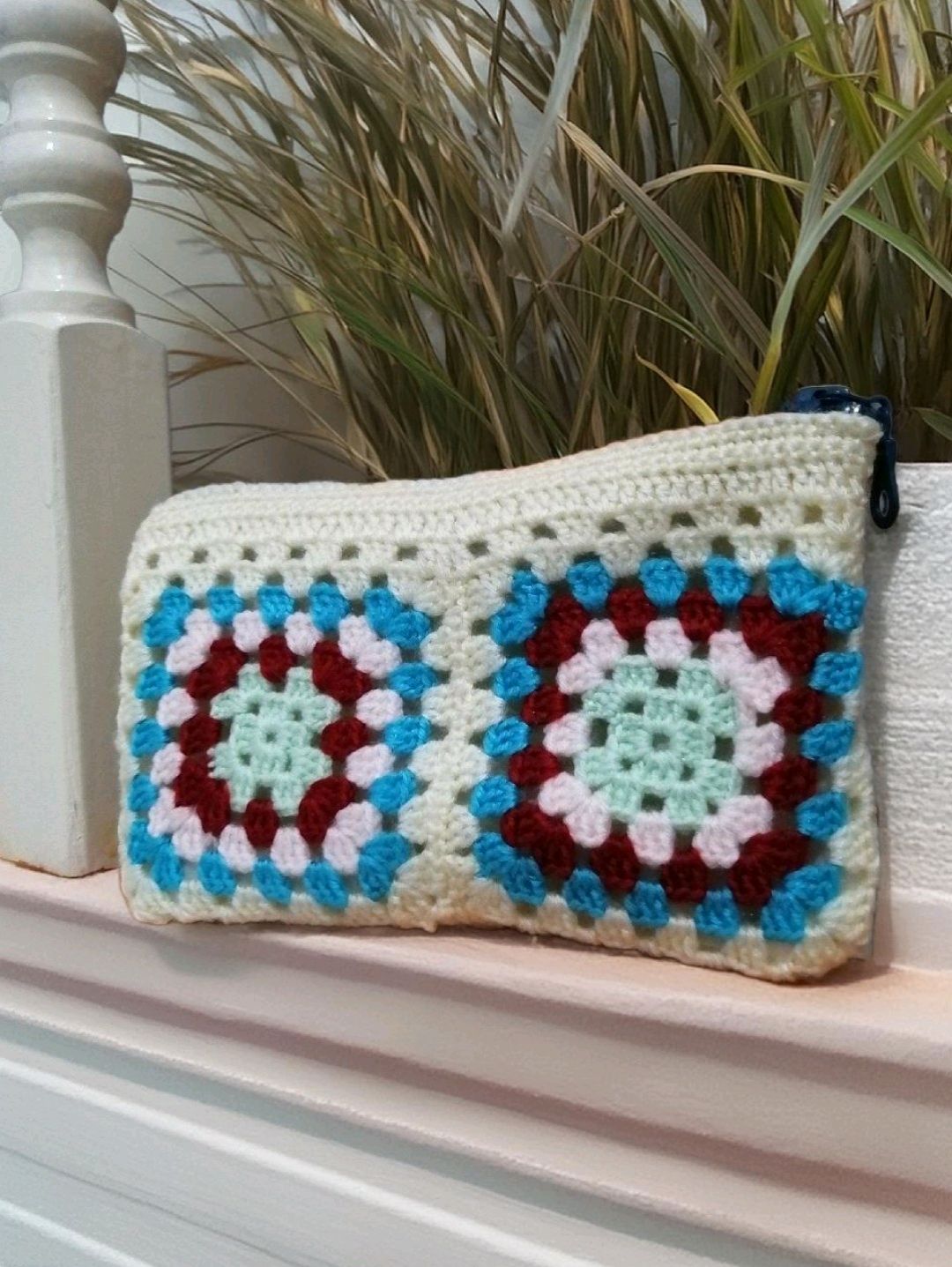 astarli-beyaz-mavi-motif-cuzdan-motifli-clutch-canta-cok-renkli
