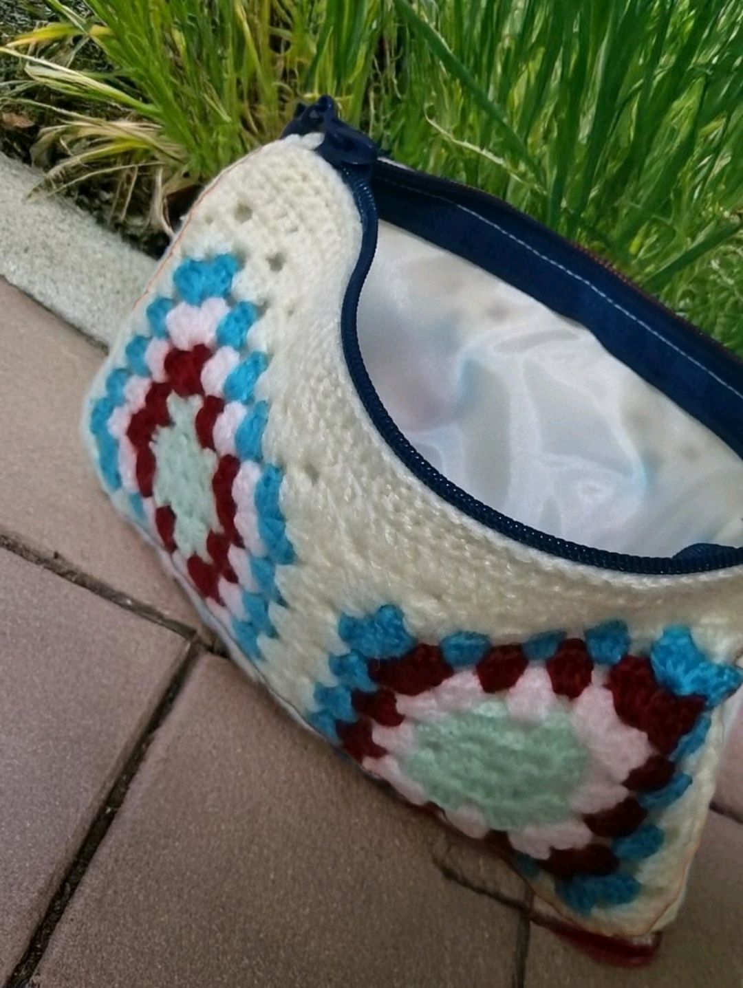 astarli-beyaz-mavi-motif-cuzdan-motifli-clutch-canta-cok-renkli