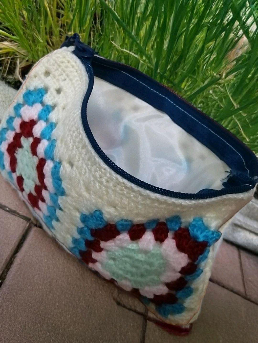 astarli-beyaz-mavi-motif-cuzdan-motifli-clutch-canta-cok-renkli