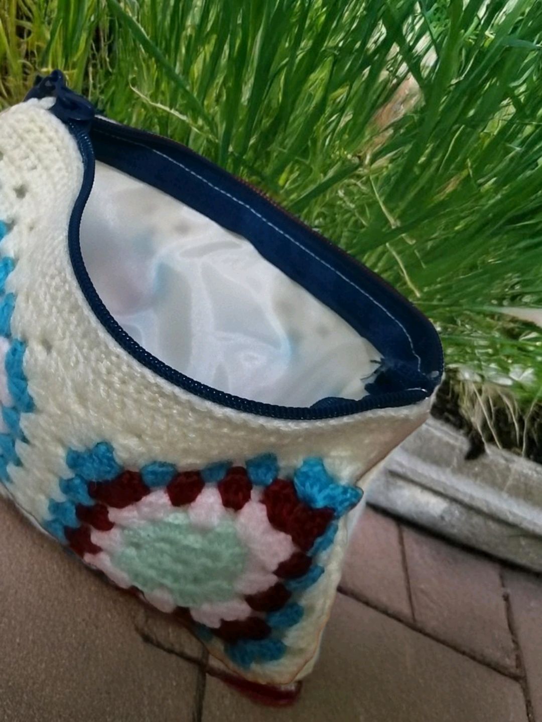 astarli-beyaz-mavi-motif-cuzdan-motifli-clutch-canta-cok-renkli