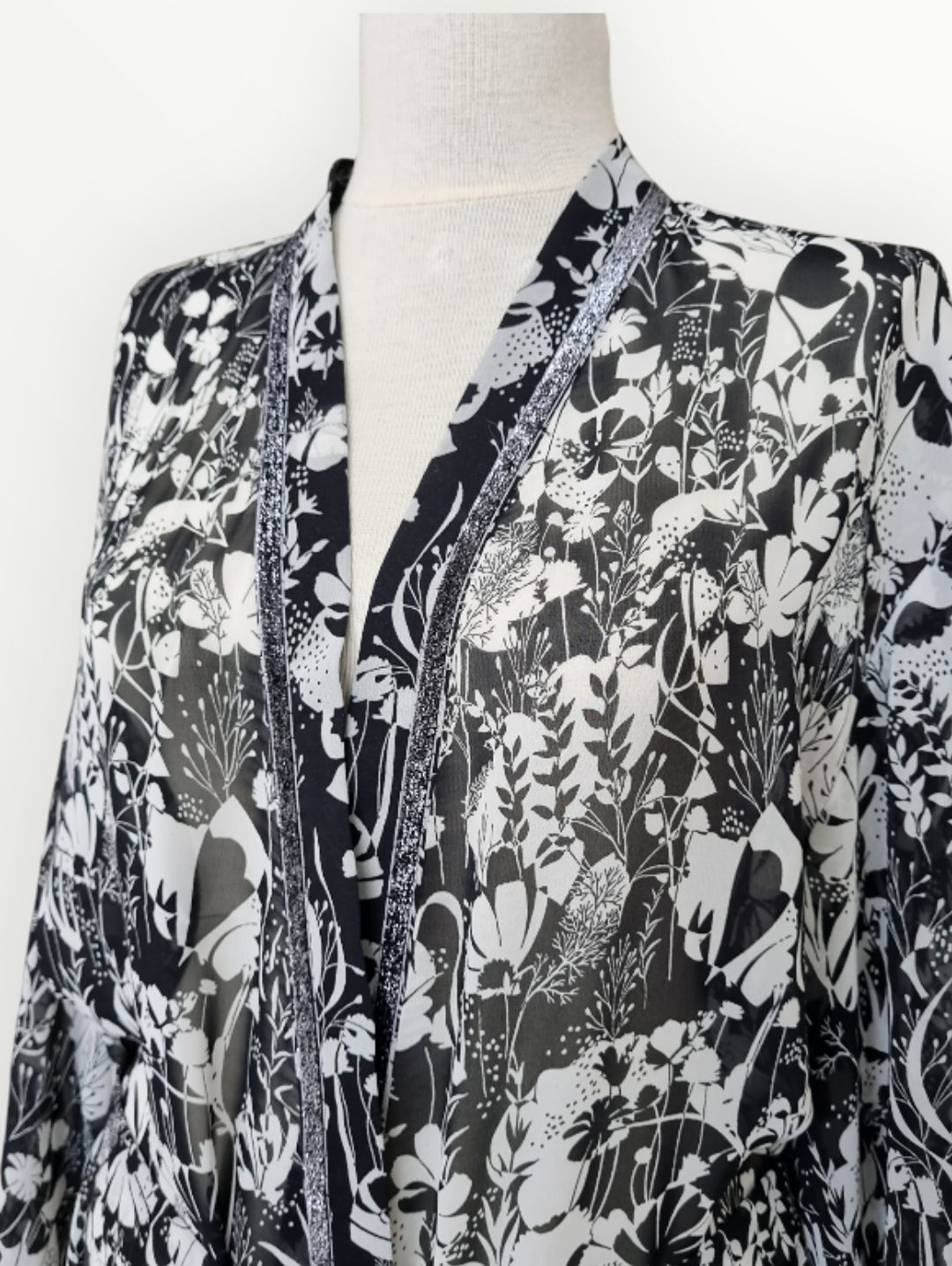 siyah-beyaz-cicekli-sifon-kimono-siyah