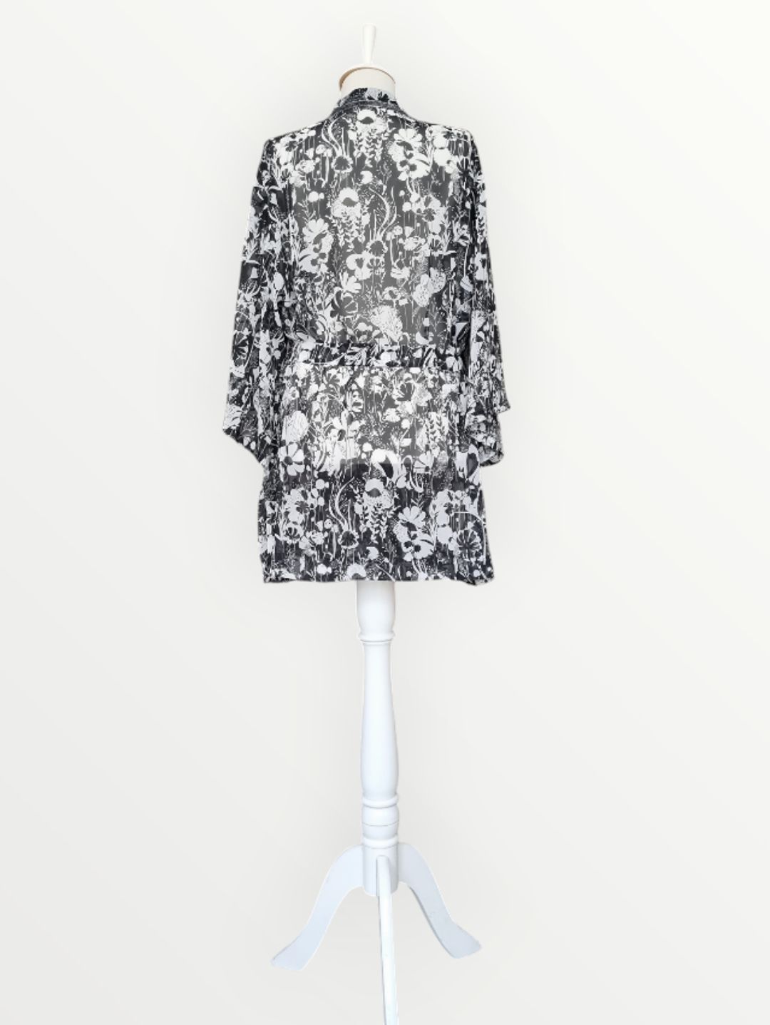 siyah-beyaz-cicekli-sifon-kimono-siyah