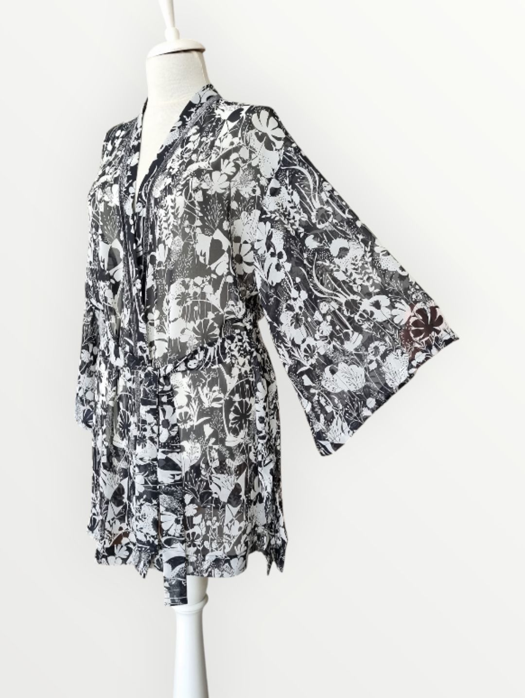 siyah-beyaz-cicekli-sifon-kimono-siyah