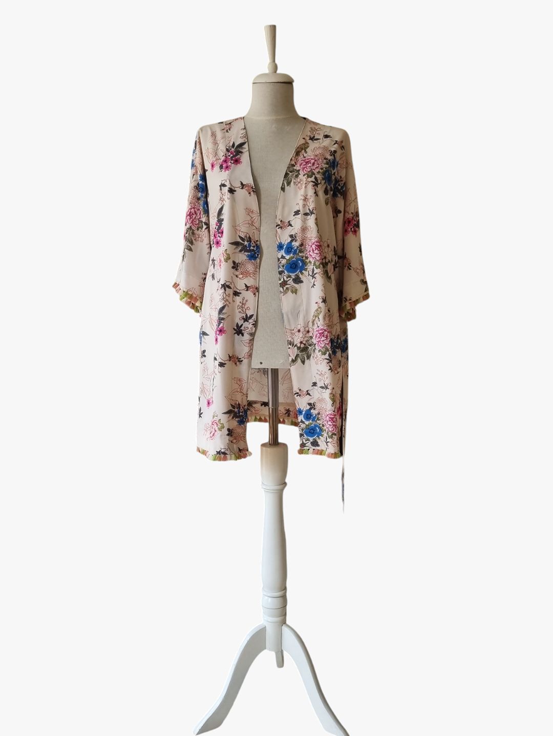 cicek-desenli-puskullu-sik-kimono-krem-rengi