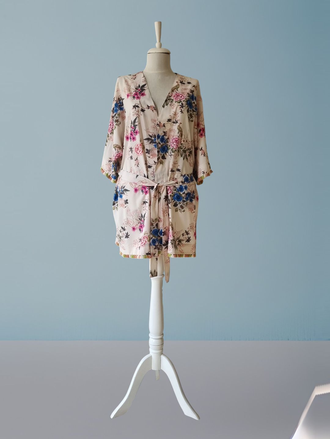 cicek-desenli-puskullu-sik-kimono-krem-rengi