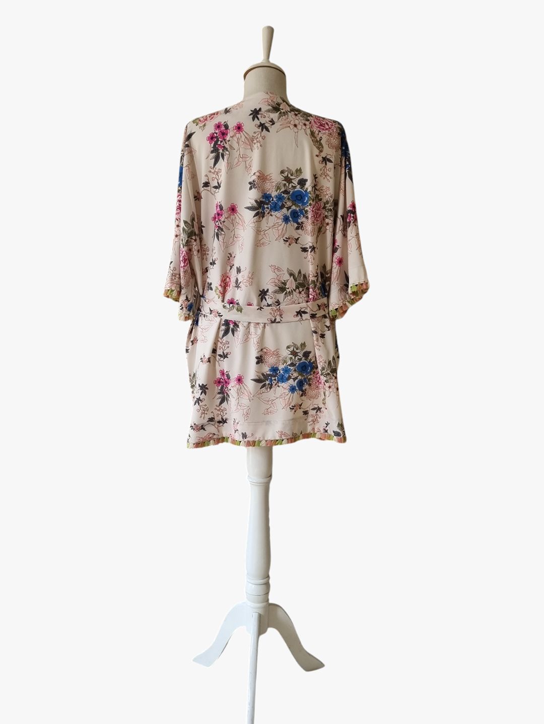 cicek-desenli-puskullu-sik-kimono-krem-rengi