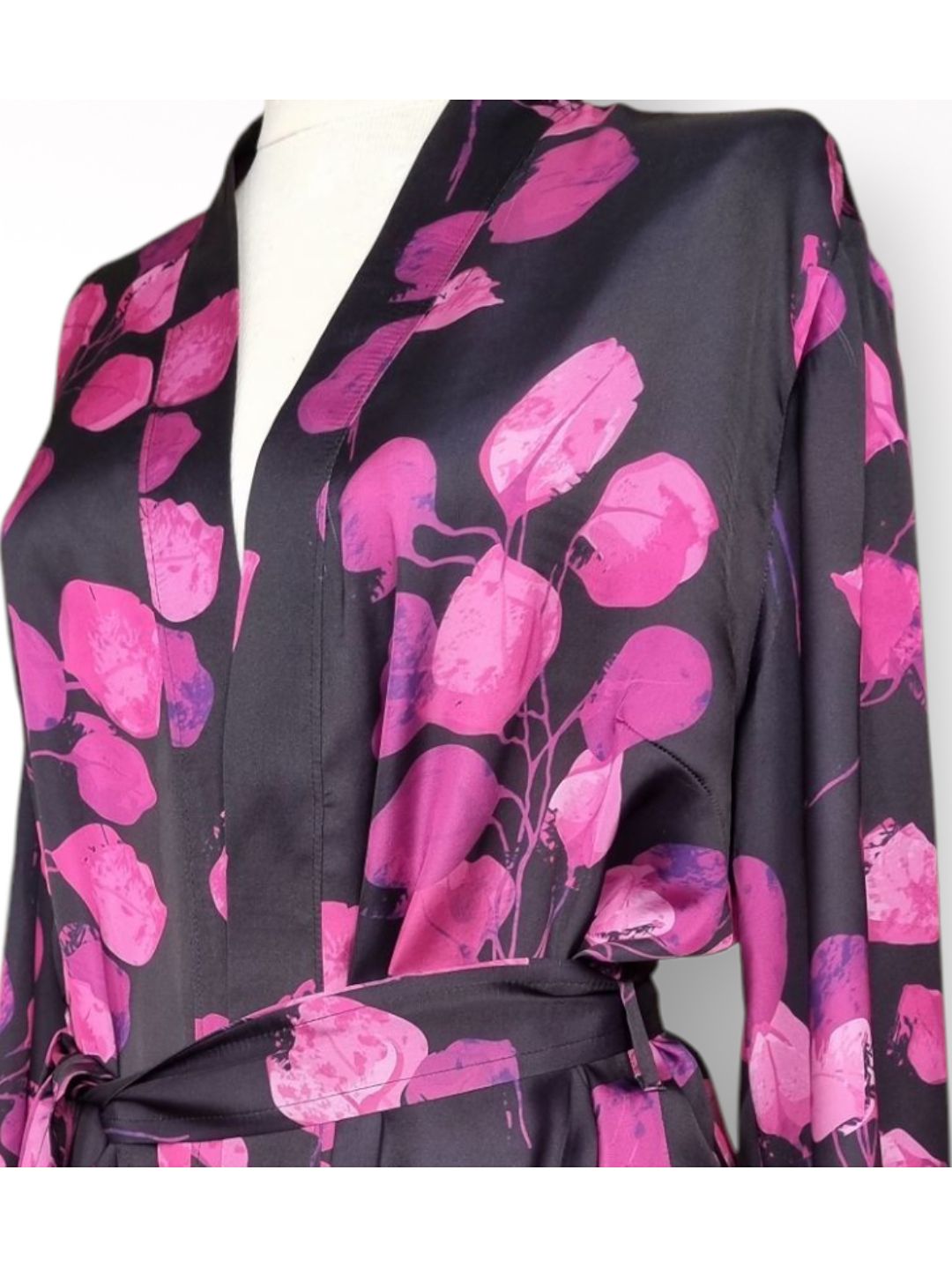 pembe-yaprak-desenli-siyah-saten-kimono-elbise-siyah