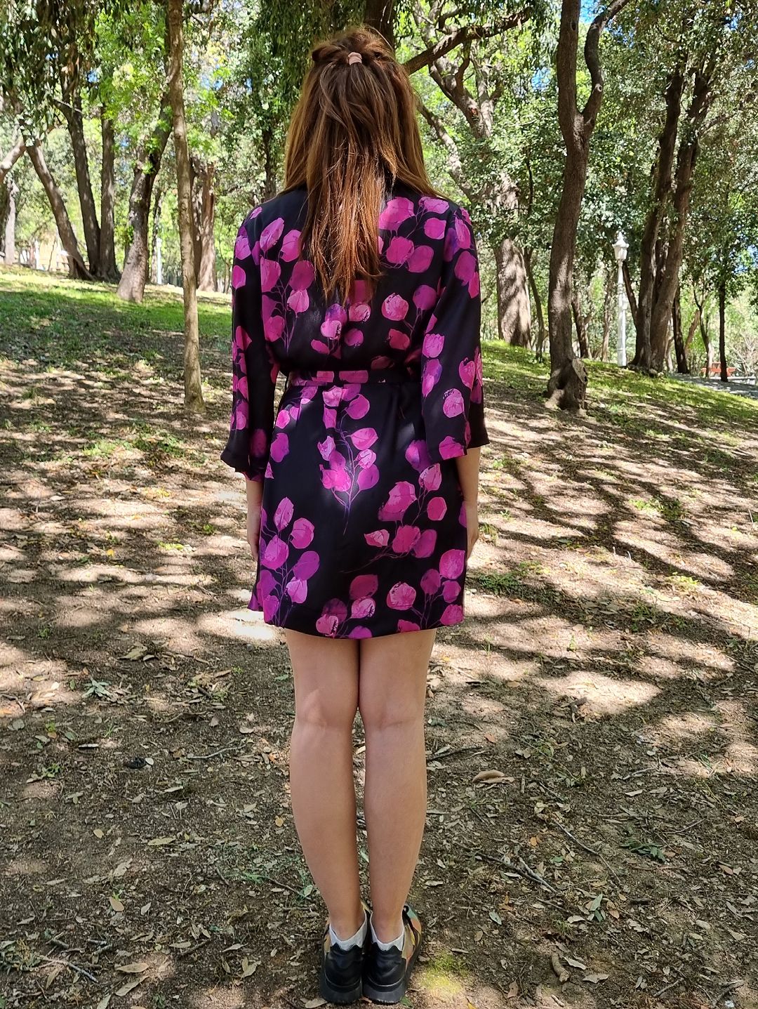 pembe-yaprak-desenli-siyah-saten-kimono-elbise-siyah