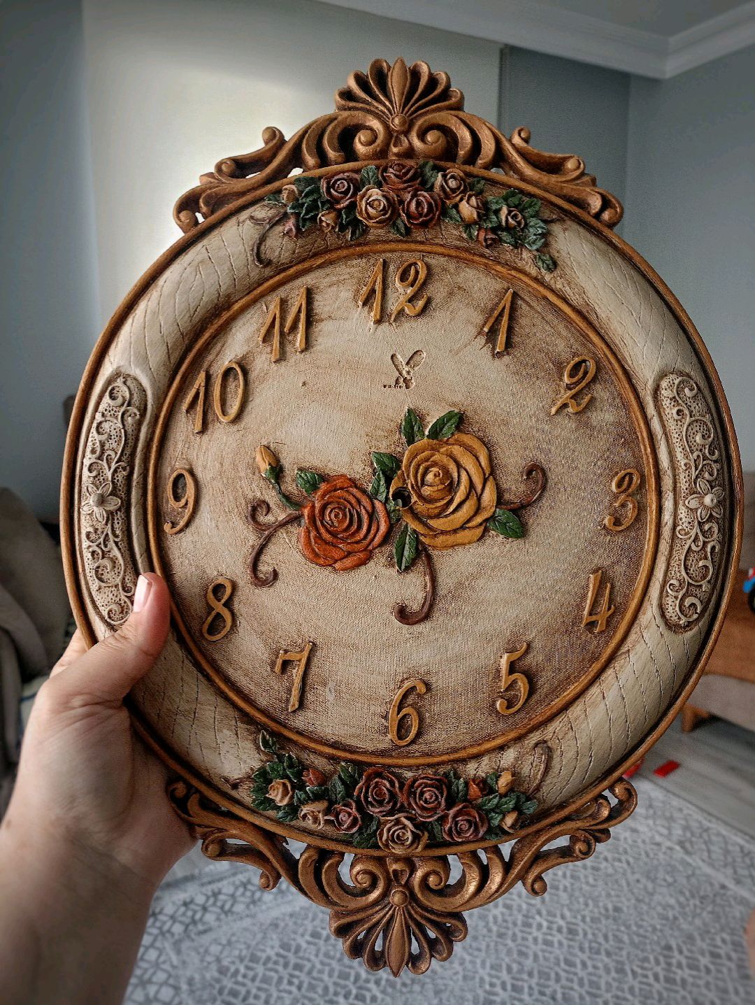 dekoratif-eskitme-kirilmaz-duvar-saati-cok-renkli
