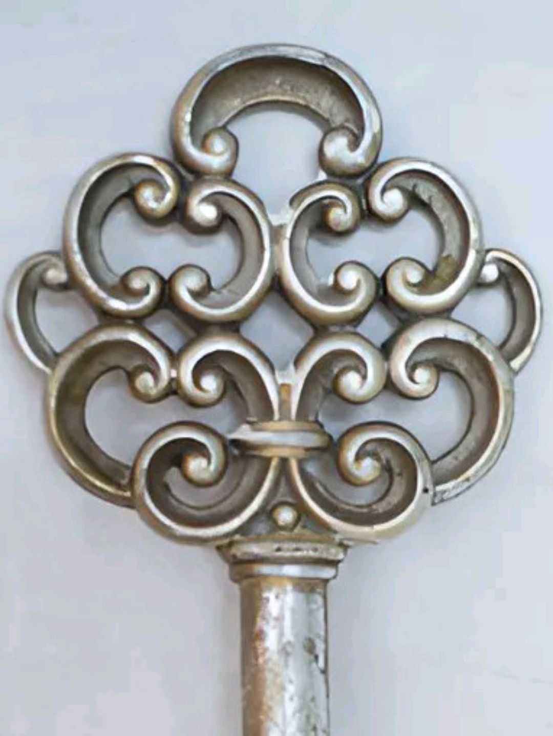 dev-anahtar-duvar-susu-gri