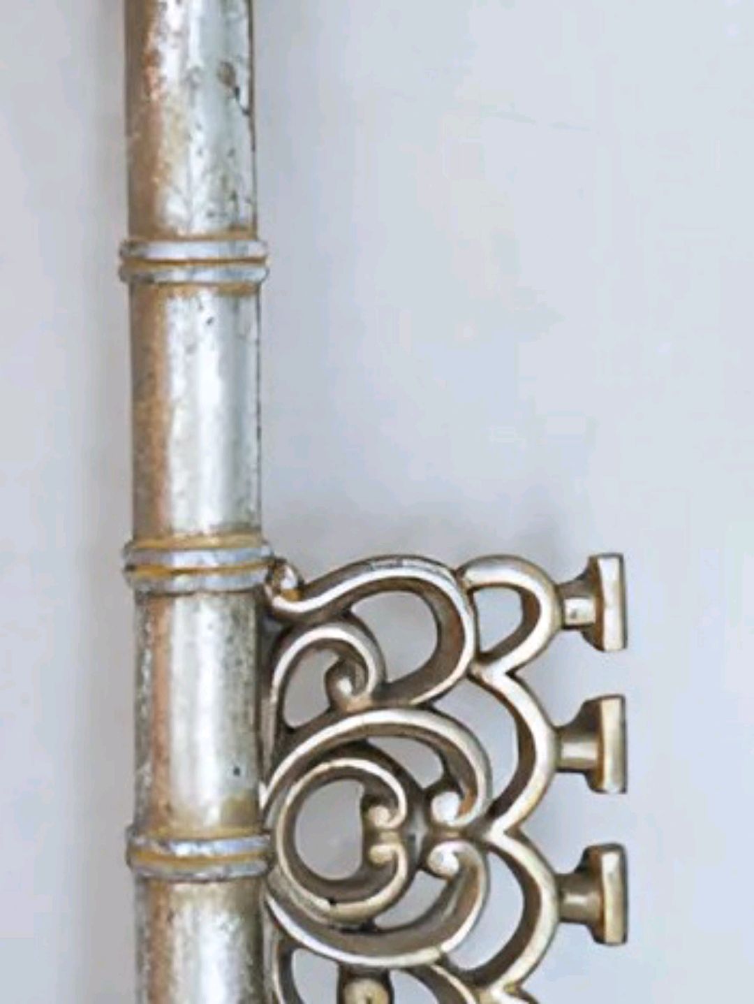 dev-anahtar-duvar-susu-gri