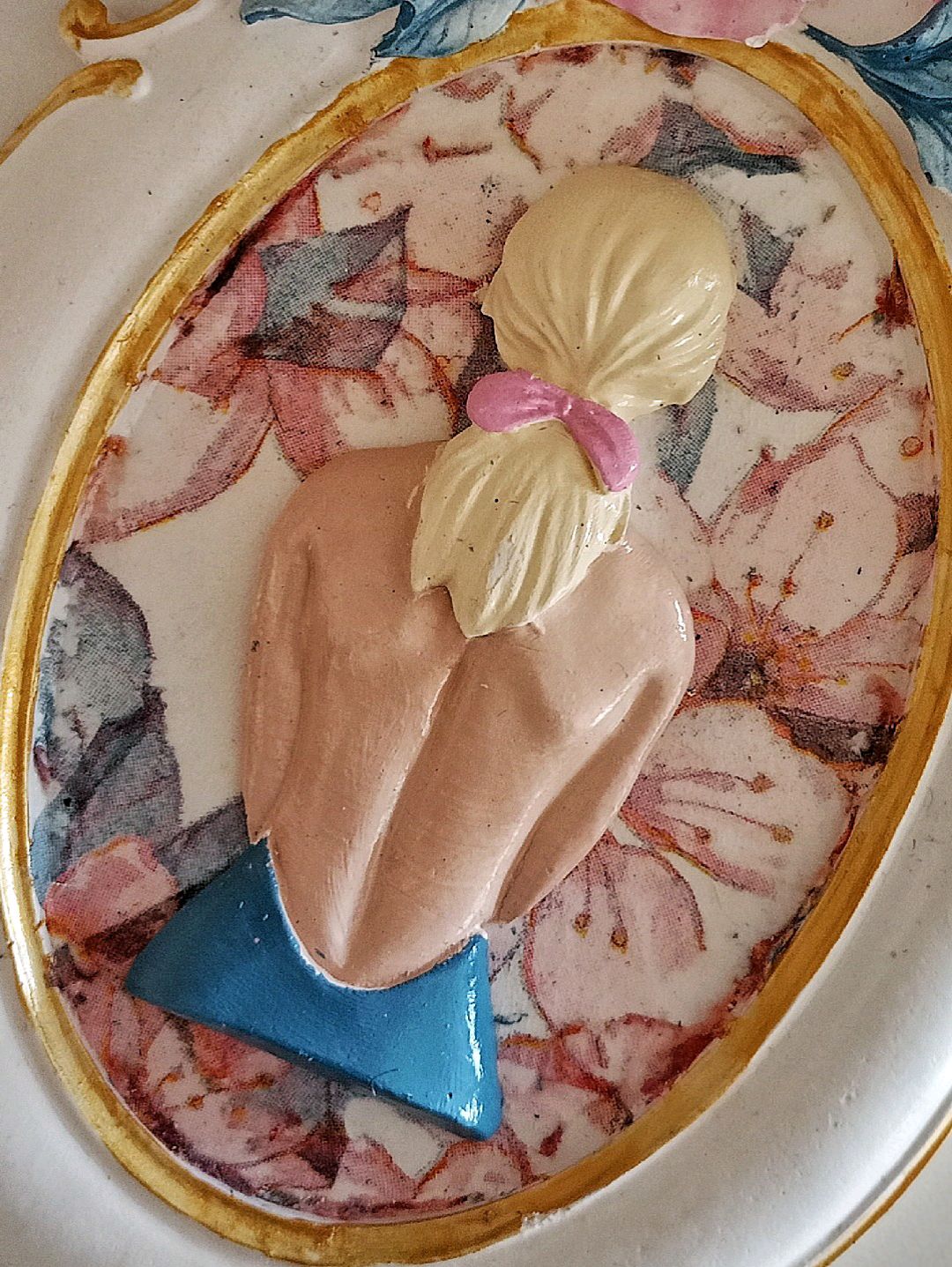 kadin-figurlu-dekoratif-cicekli-cerceve-pembe