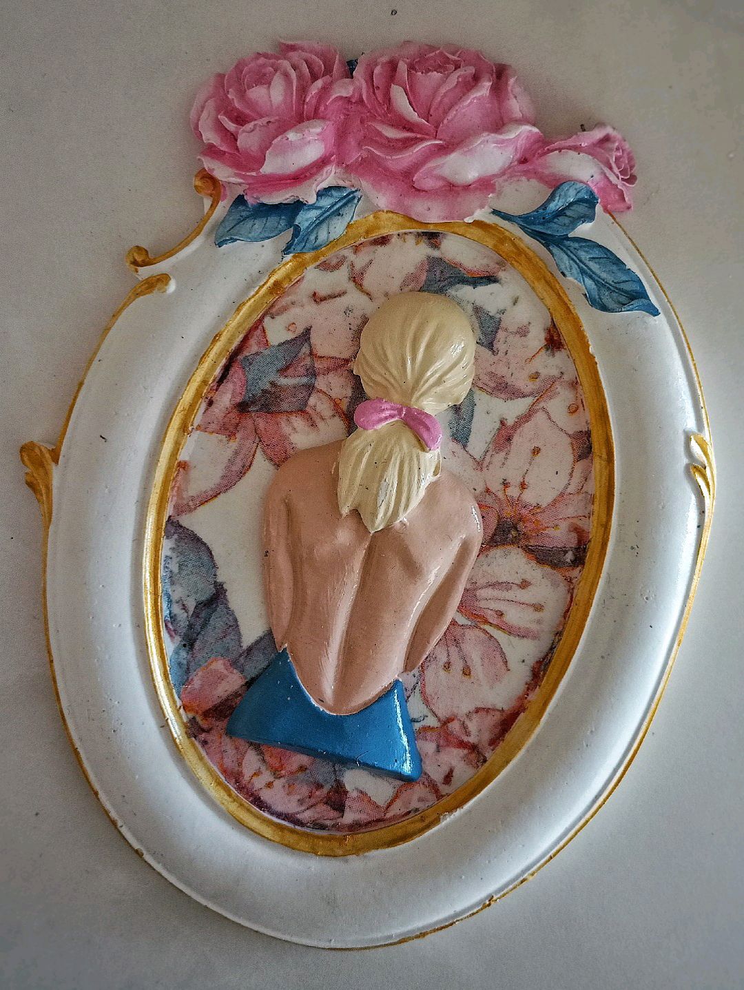 kadin-figurlu-dekoratif-cicekli-cerceve-pembe