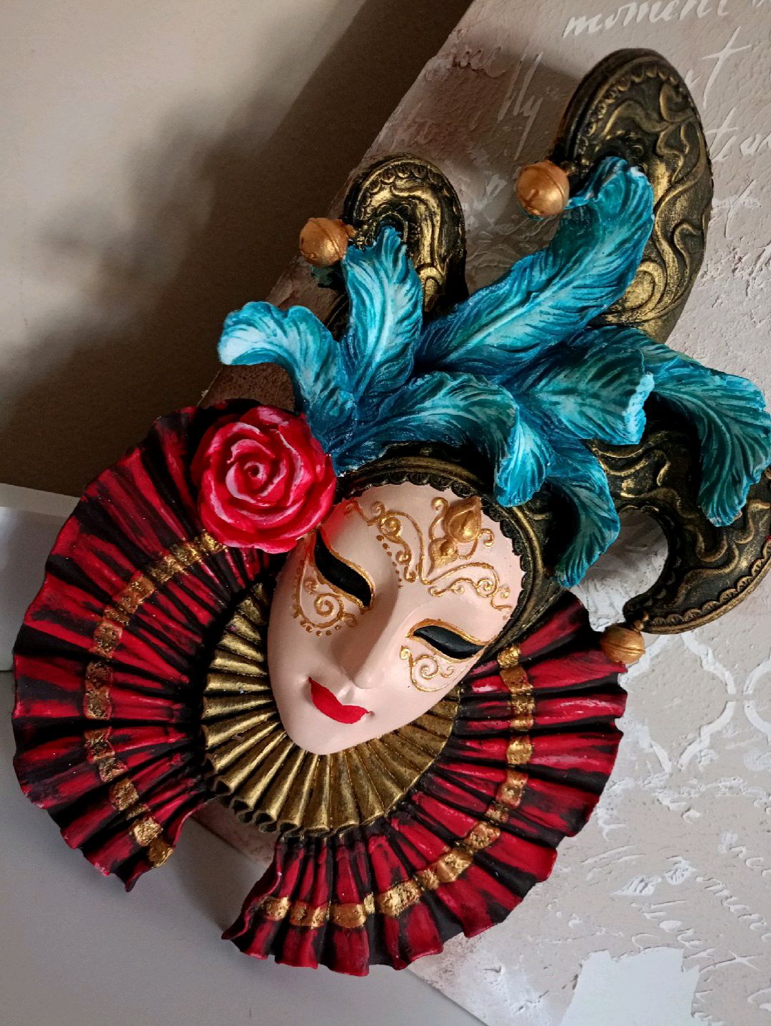 duvar-maskesi-duvar-susu-venedik-maske-bordo