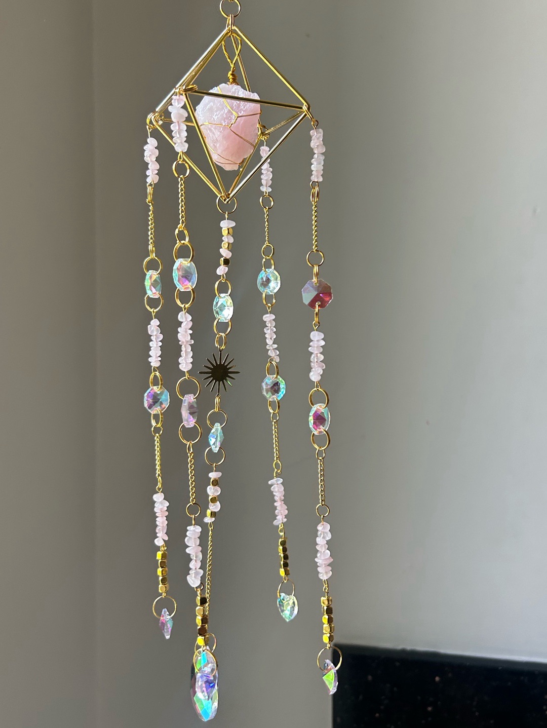 pembe-kuvars-prizma-suncatcher-pembe