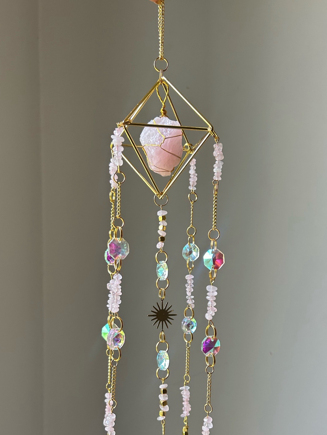 pembe-kuvars-prizma-suncatcher-pembe